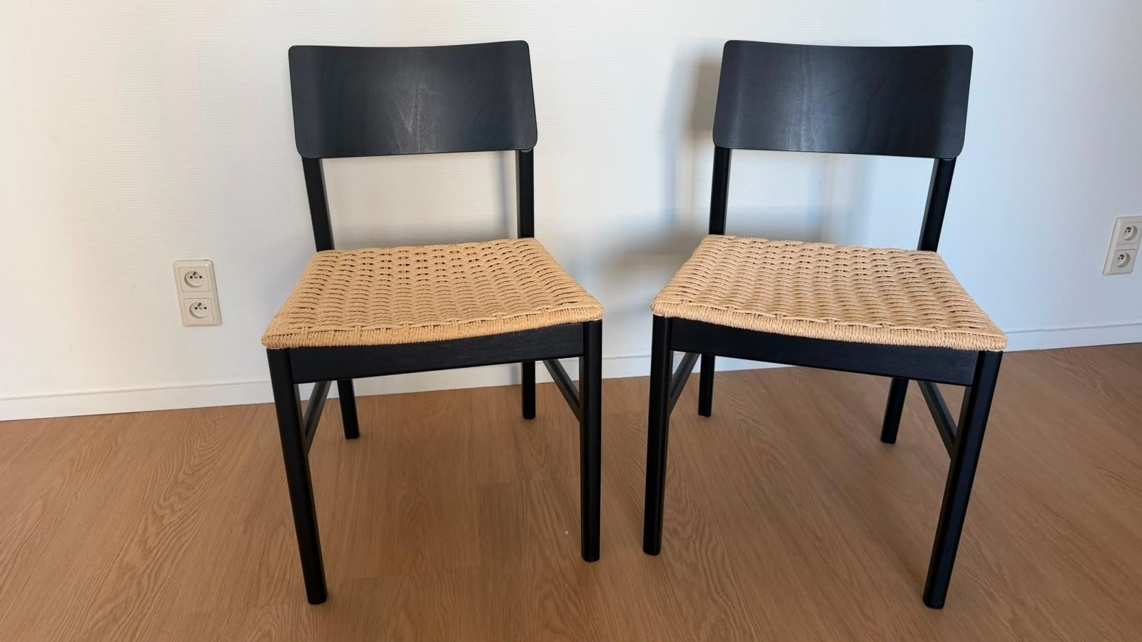 Zwarte stoelen uit hout met rieten zitvlak, Huis en Inrichting, Stoelen, Ophalen, Twee, Zwart, Zo goed als nieuw