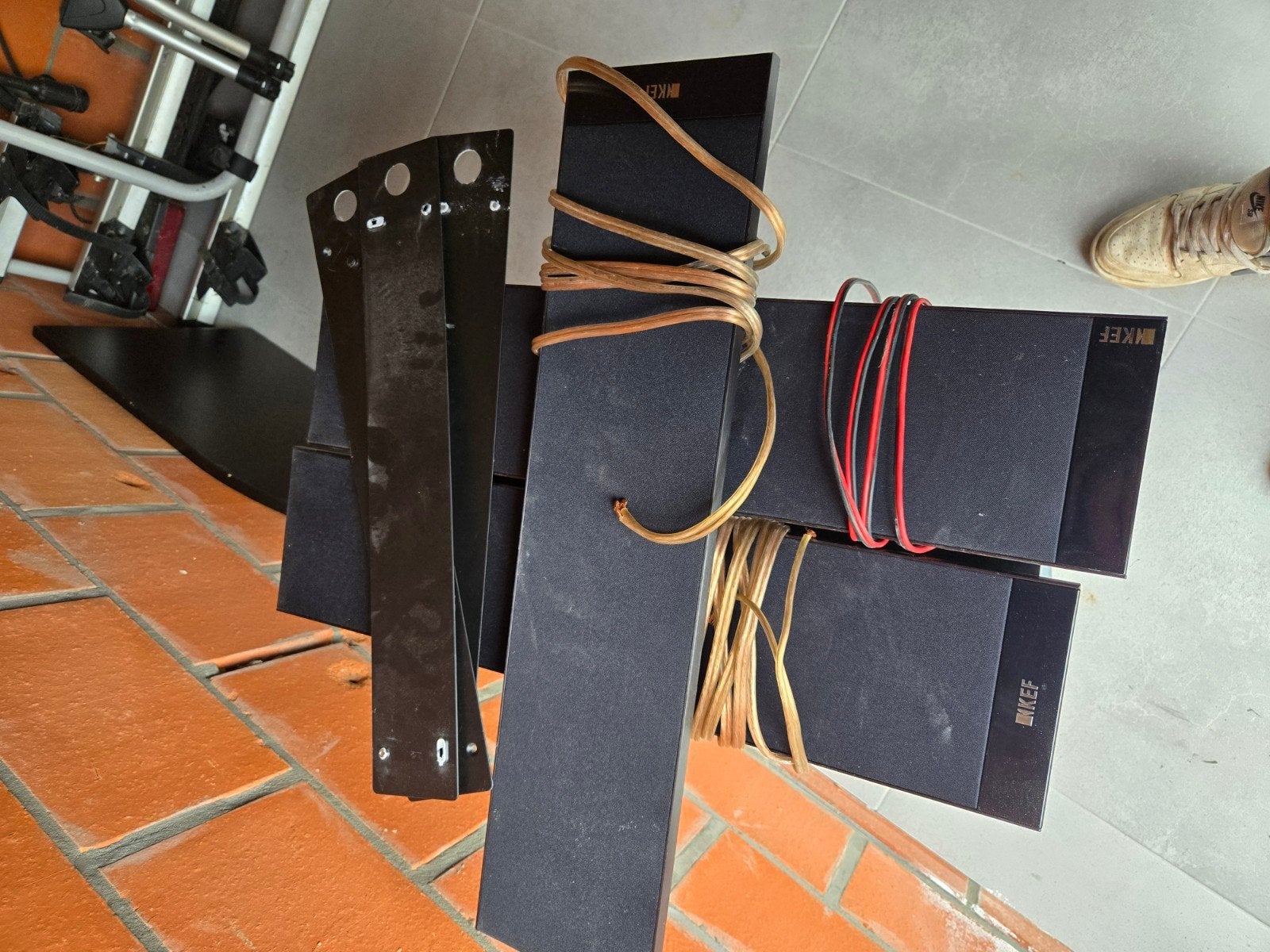 2 haut-parleurs satellites ultra-plats KEF T301 + KEF T301C, Enlèvement