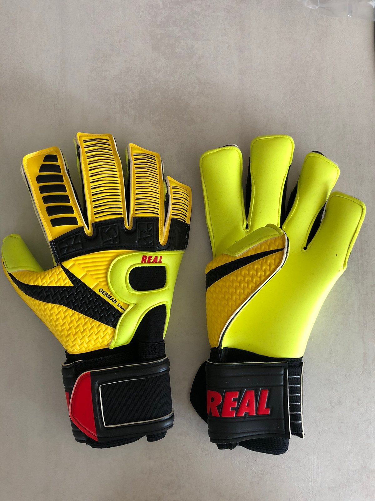 Keeperhandschoenen REAL maat 9, Sport en Fitness, Voetbal, Ophalen of Verzenden, Nieuw, Handschoenen