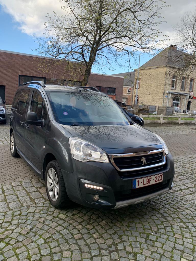 Peugeot Partner Tepee 2017 1.2 benzine, Auto's, Overige kleuren, 5 deurs, Dealer onderhouden, Stof