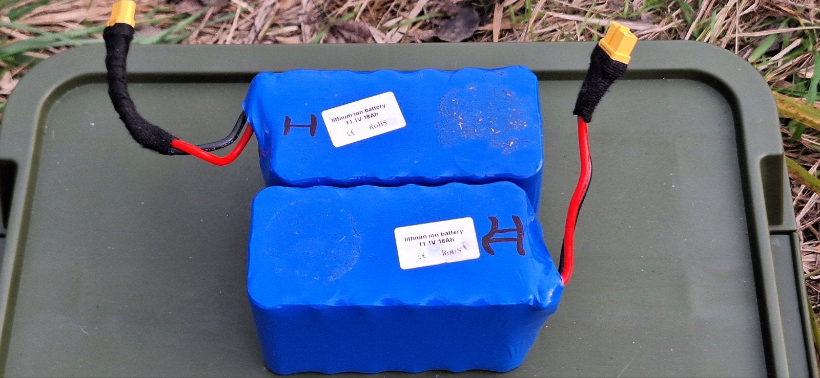 2 x Li ion batterijen 18 Ah met dubbele lader., Enlèvement, Comme neuf