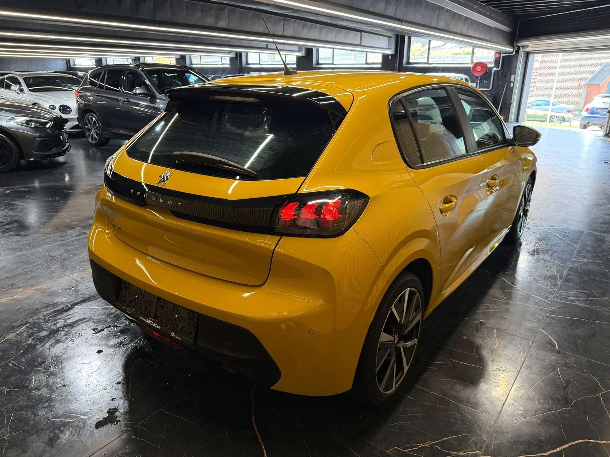 Peugeot 208 1.2i * SPORT * GARANTIE 12 MOIS * 1ER PROP *, Auto's, Stof, 1199 cc, Geel, Bedrijf