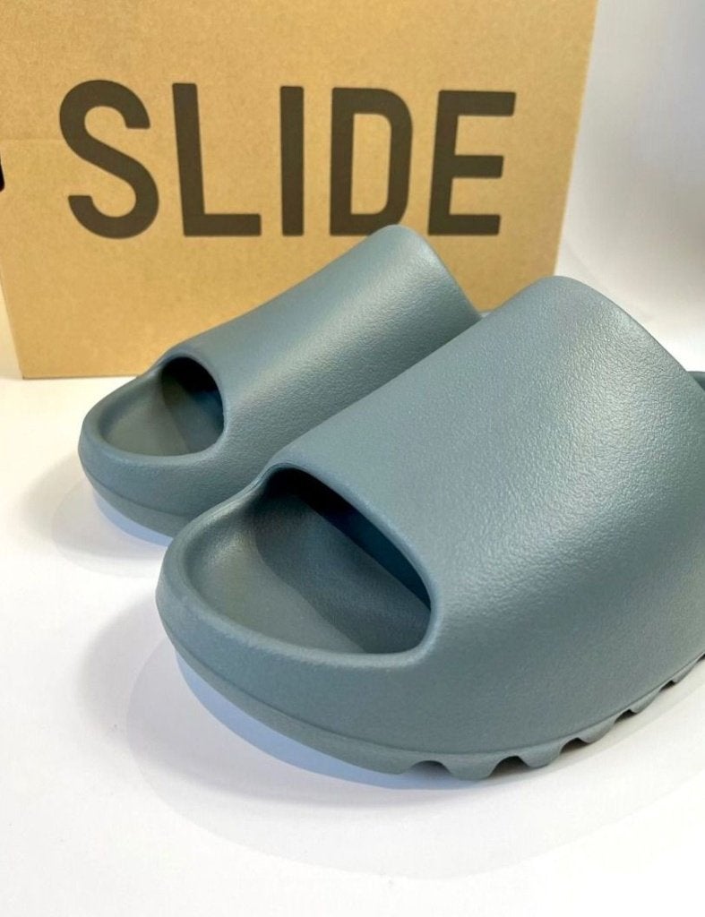 Yeezy Slide Slate Marine Taille EU44.5/US10, Neuf, Chaussons, Enlèvement ou Envoi, Autres couleurs