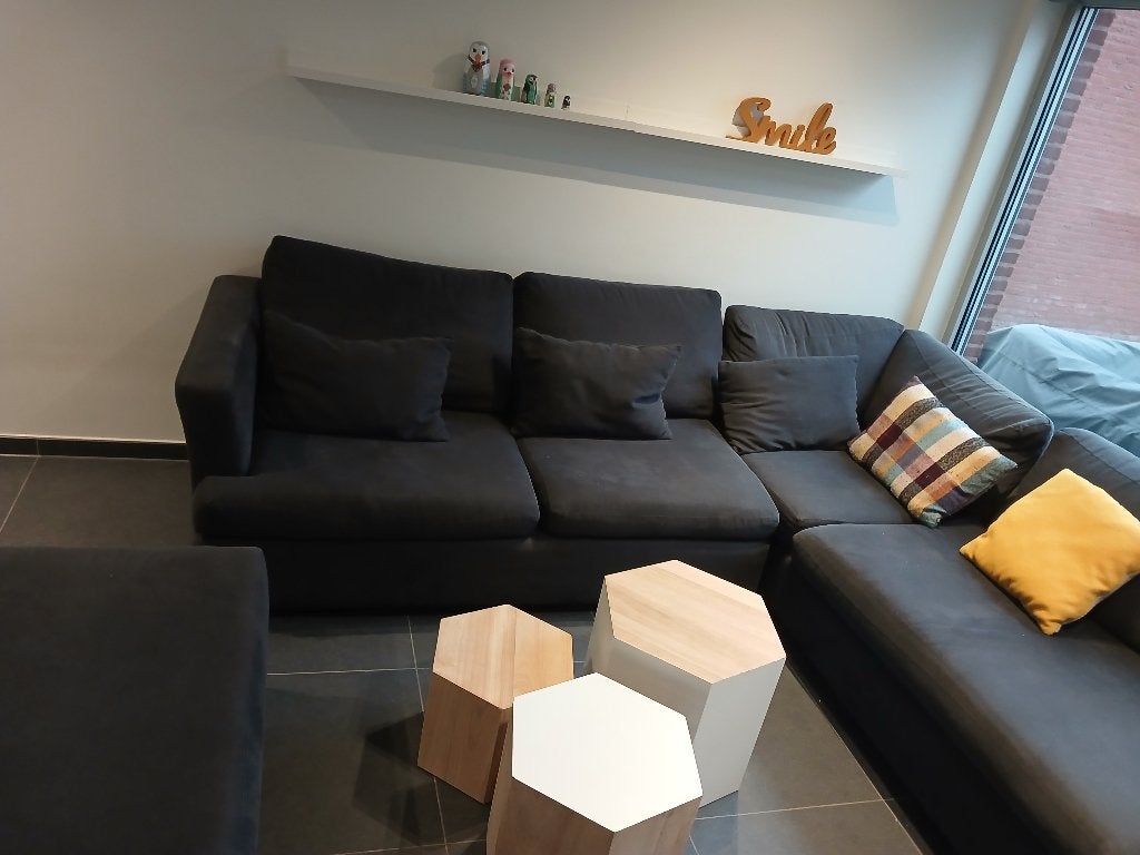 Groot salon met kussens en salontafeltjes, Huis en Inrichting, Ophalen, Gebruikt, Kunststof, Modern