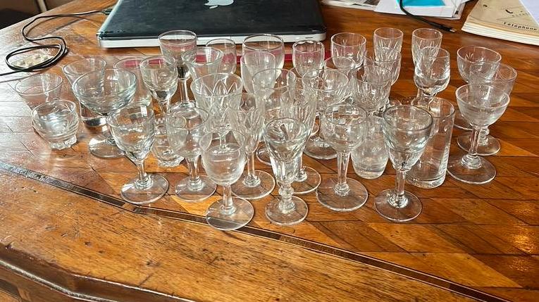 Lot de 38 verres anciens à genièvre ou alcools, Enlèvement ou Envoi