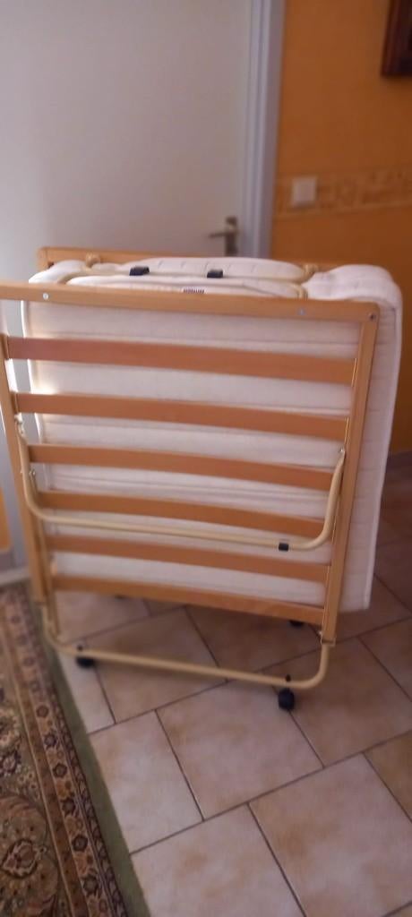 lit pliant, Beige, Une personne, Utilisé, Bois