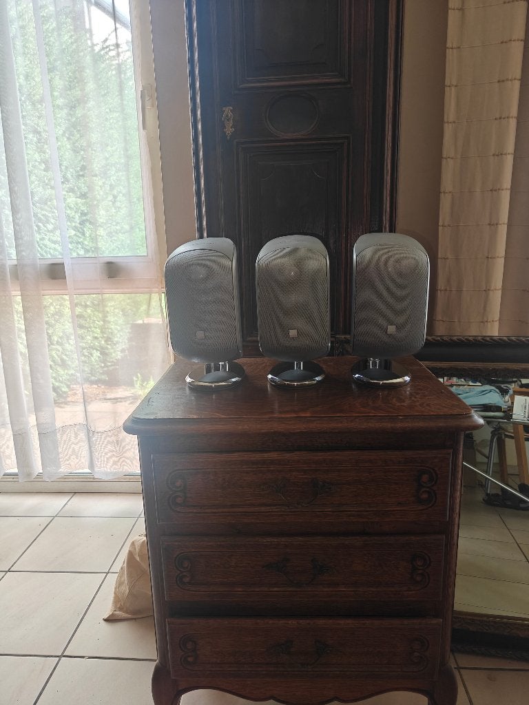 Lot de 3 enceintes Bowers&Wilkins M1, Supports muraux inclus, 60 à 120 watts, Enlèvement, Utilisé