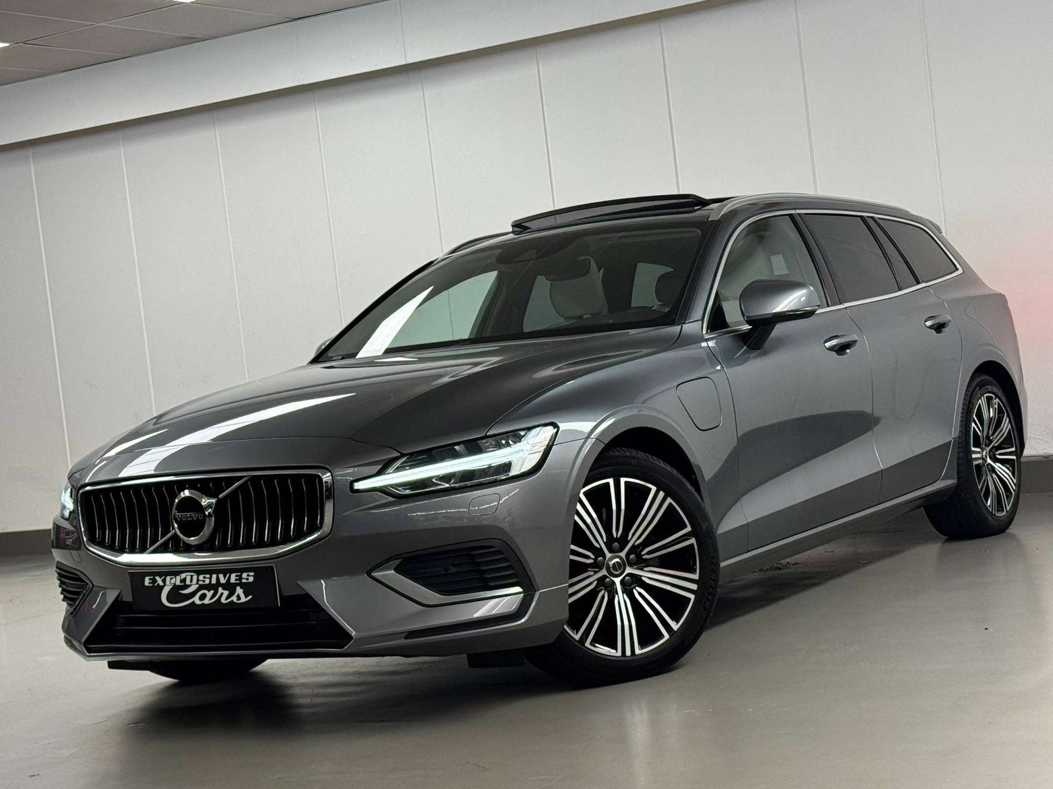 Volvo V60 2.0 T8 PHEV INSCRIPTION GEARTRONIC TO PANO HEAD UP, Autos, Volvo, Cuir, Argent ou Gris, Achat, Entreprise