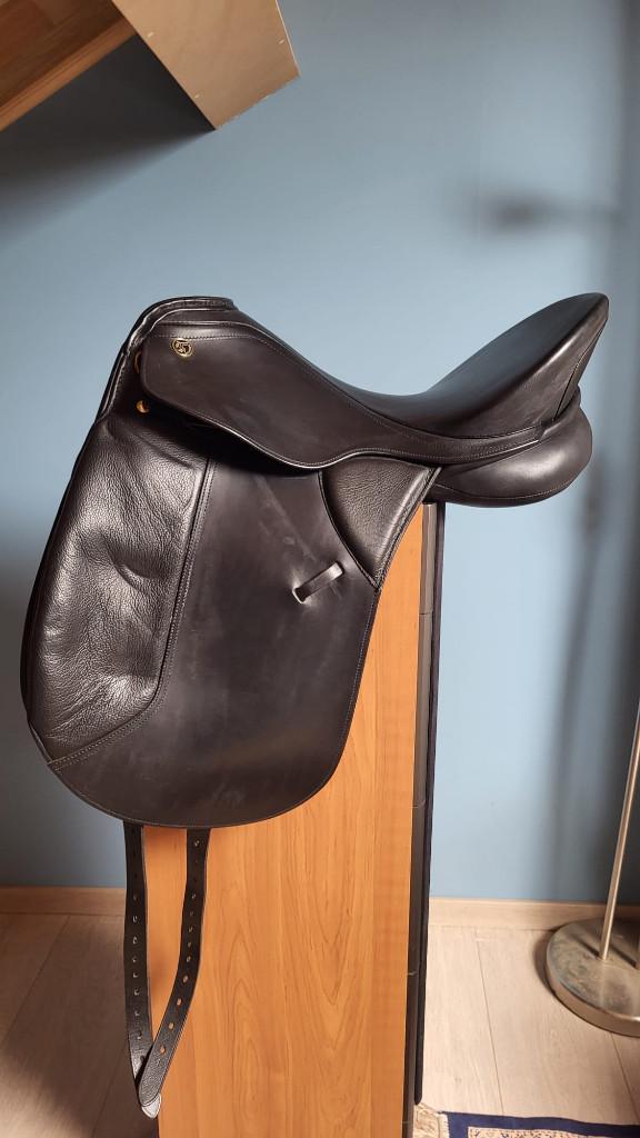 SELLE DE DRESSAGE KIEFFER WIEN — Taille I (17 pouces), Dieren en Toebehoren, Paarden en Pony's | Zadels, Gebruikt, Dressuur, Ophalen of Verzenden