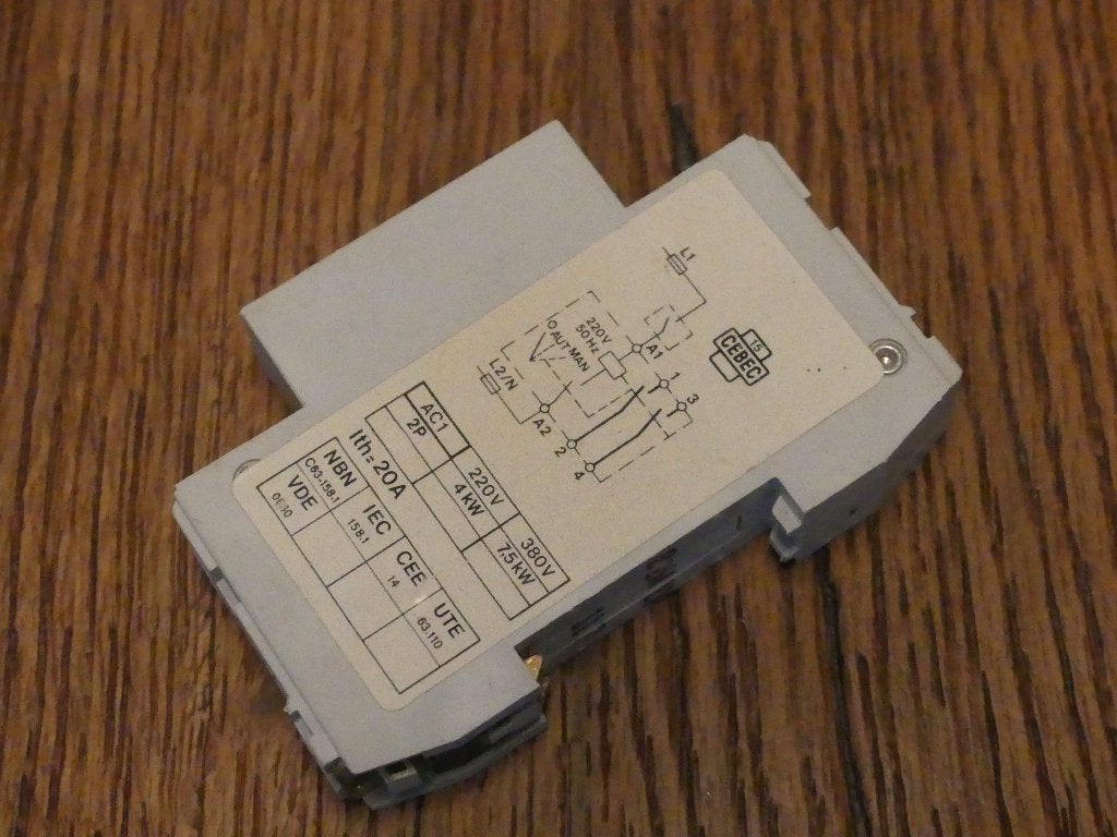 Daltarief sturing relais Contactor, Doe-het-zelf en Bouw, Ophalen of Verzenden, Gebruikt, Overige merken, Relais
