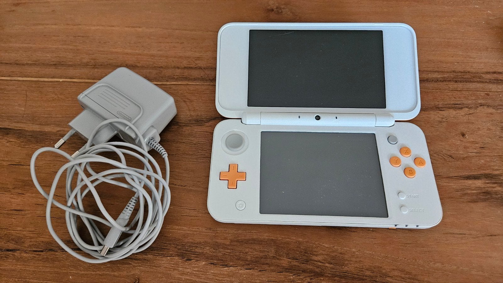White & Orange New Nintendo 2ds XL, Games en Spelcomputers, Ophalen, Zo goed als nieuw, Wit, 2DS