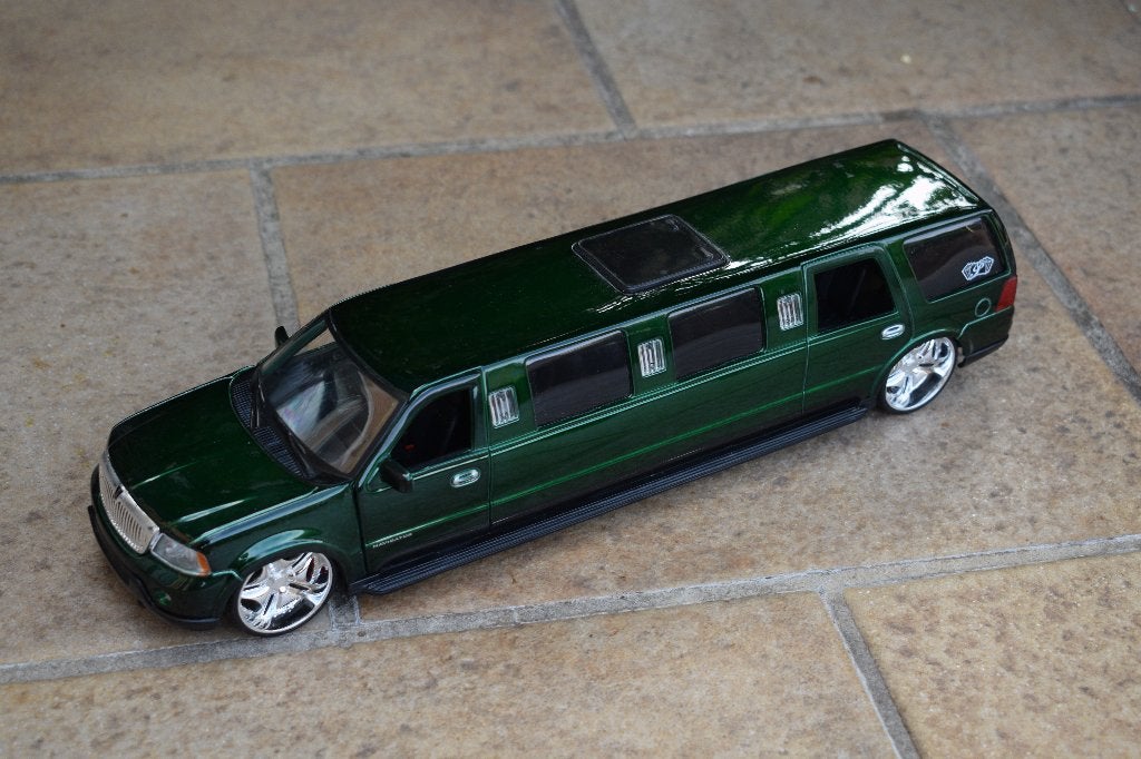 miniature maisto 1:24 limousine Lincoln Navigator verte, Enlèvement ou Envoi, Utilisé, Maisto