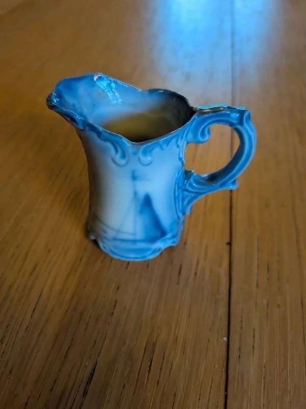 Petit pot à lait en porcelaine. Reliefs, Enlèvement