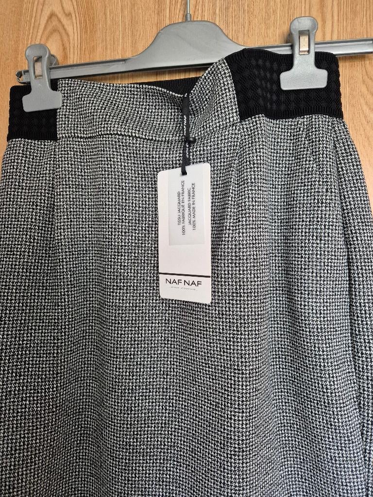 3 jupes noires courtes. 1 MANGO 38 - 2 NAF NAF 36'38, Neuf, Taille 38/40 (M), Au-dessus du genou, Enlèvement