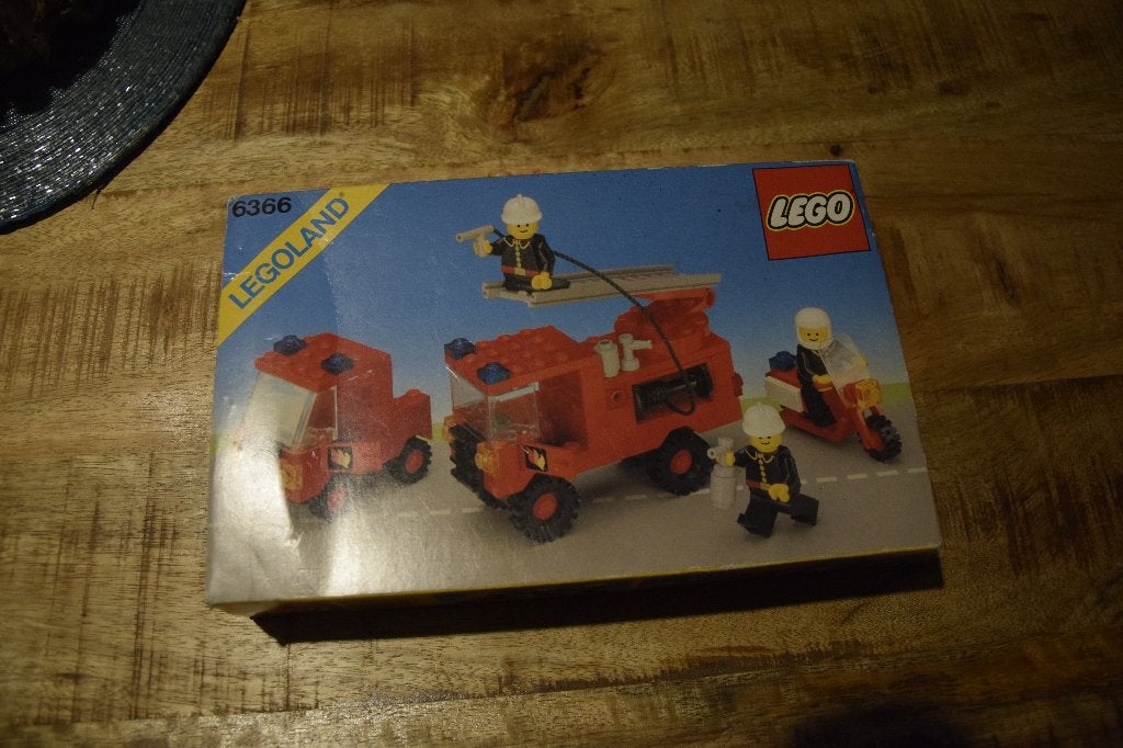 Vintage LEGO 6366 brandweer set + bouwplan + doos 1984, Kinderen en Baby's, Overige thema's, Lego, Ophalen of Verzenden, Zo goed als nieuw