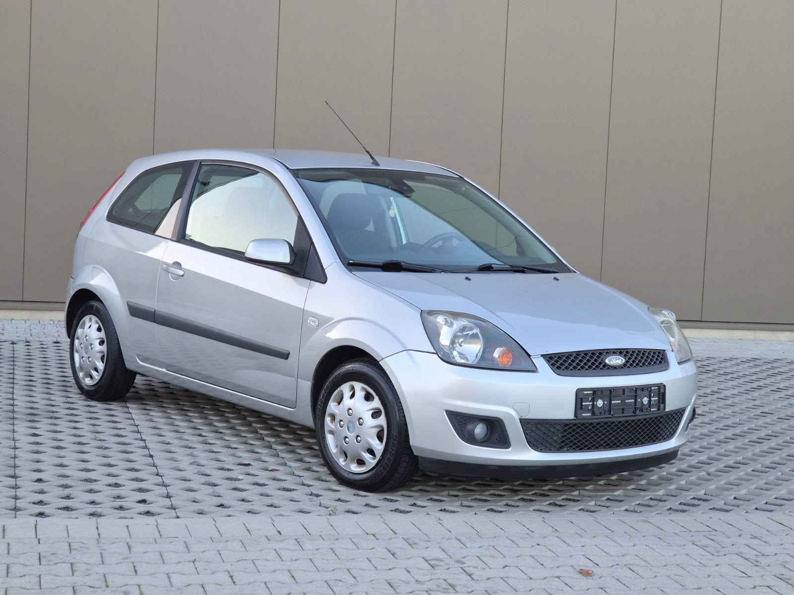 Ford Fiesta 2006 1.3 essence/airco/avec 1 an de garantie, Autos, Argent ou Gris, Achat, Entreprise, Boîte manuelle