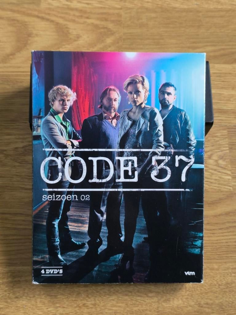 Code 37 seizoen 2 - 4 dvd's - VTM - Veerle Baetens., CD & DVD, DVD | TV & Séries télévisées, Enlèvement ou Envoi