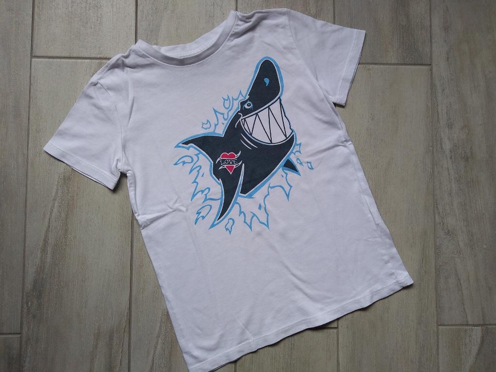 ★ M104/110 - T-Shirt Haai, Kinderen en Baby's, Kinderkleding | Maat 104, Ophalen of Verzenden, Zo goed als nieuw, Jongen, Shirt of Longsleeve