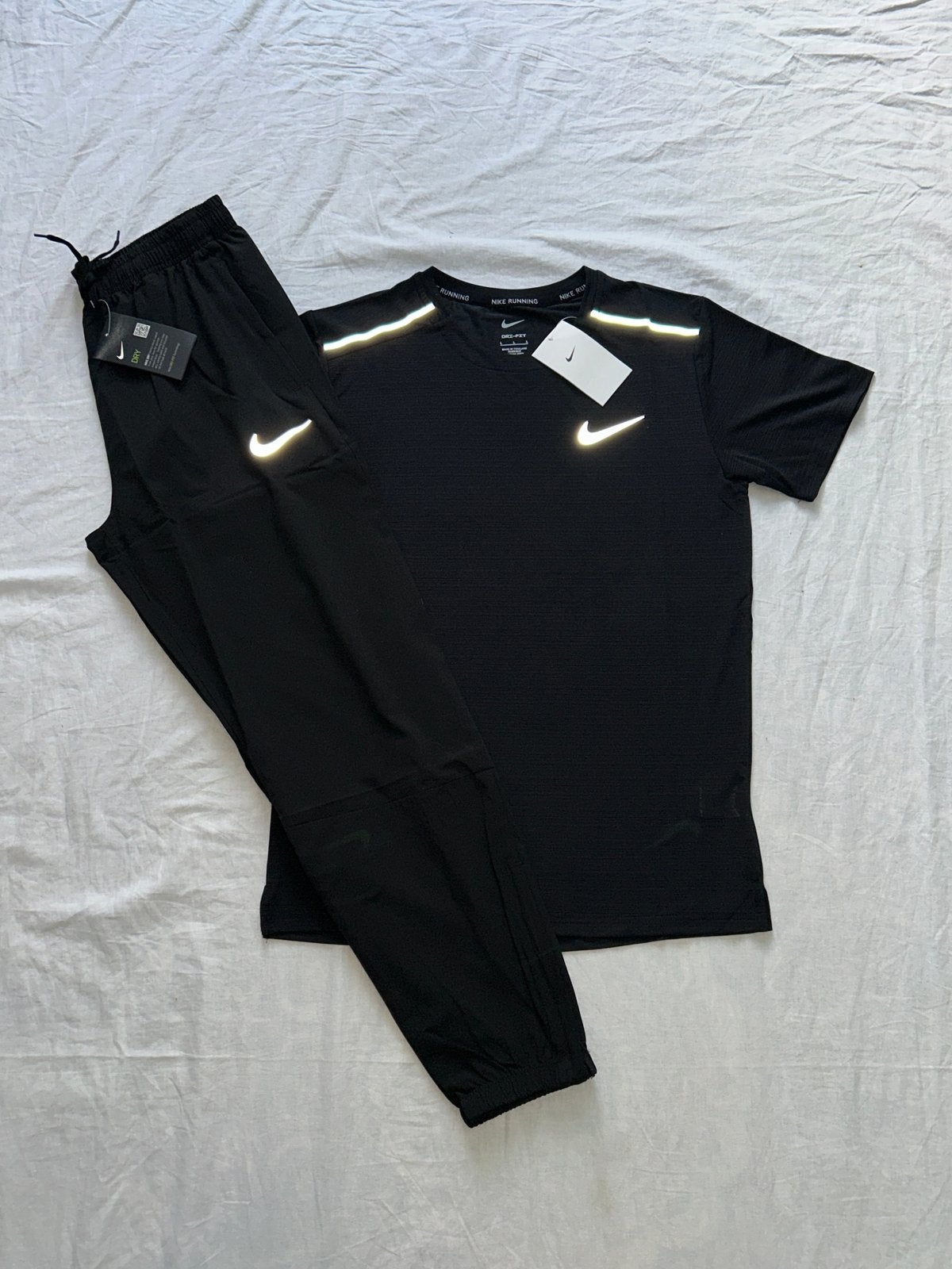 Ensemble de course Nike Dri-FIT noir - Neuf avec étiquettes, Enlèvement, Neuf, Taille 52/54 (L), Noir