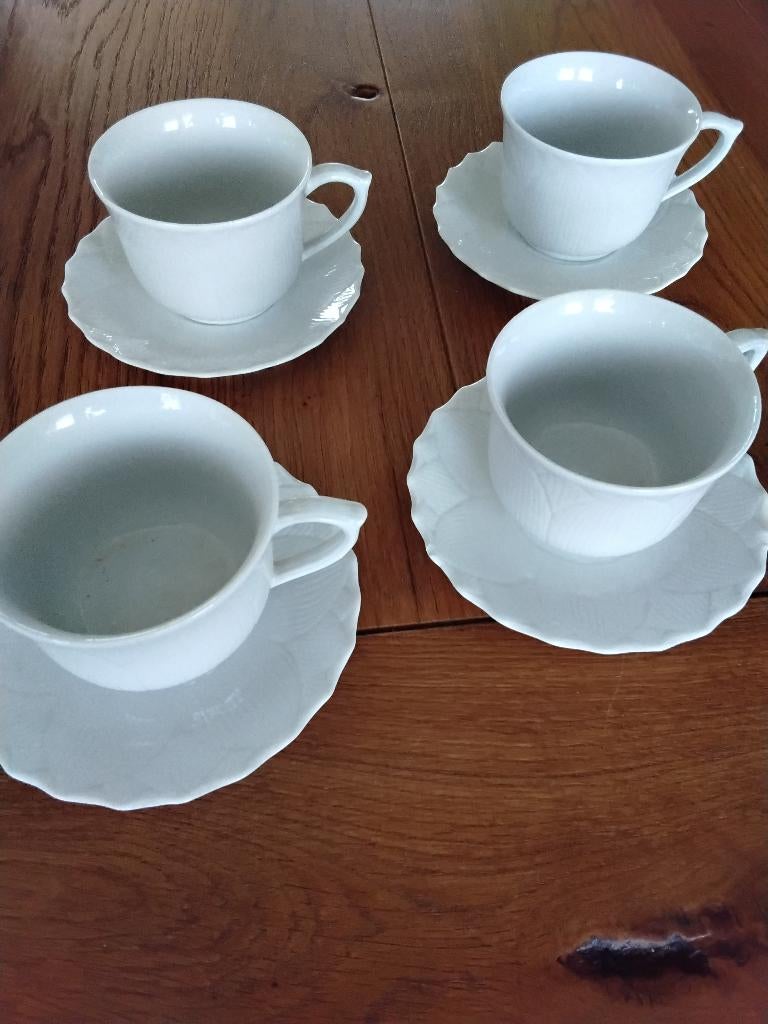 Theeset van 4 kopjes en ondertas bloem, Huis en Inrichting, Ophalen, Zo goed als nieuw, Porselein, Kop(pen) en/of Schotel(s)