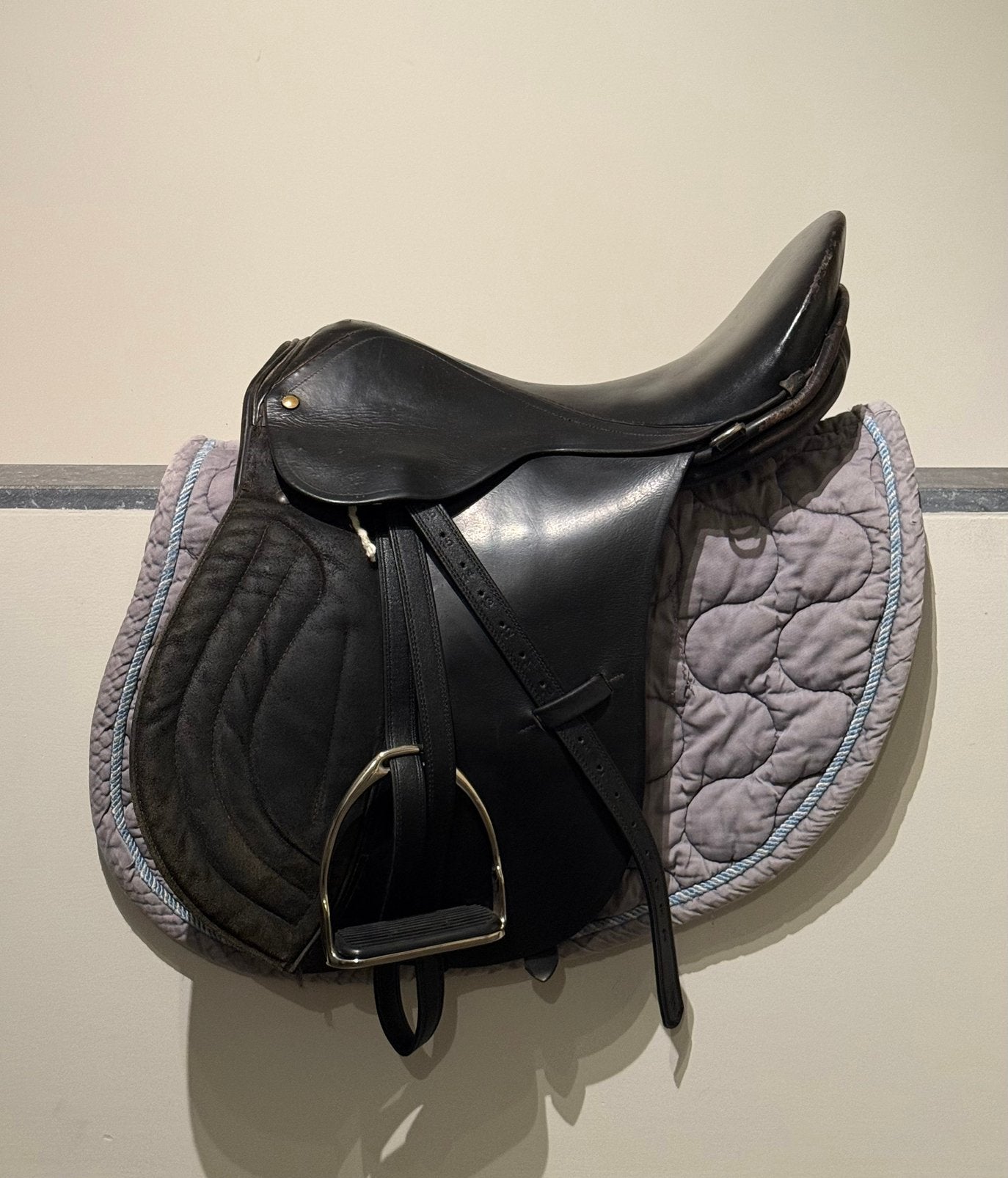 Selle d'équitation cuir noir équipée (étriers, étrivières), Enlèvement ou Envoi, Comme neuf