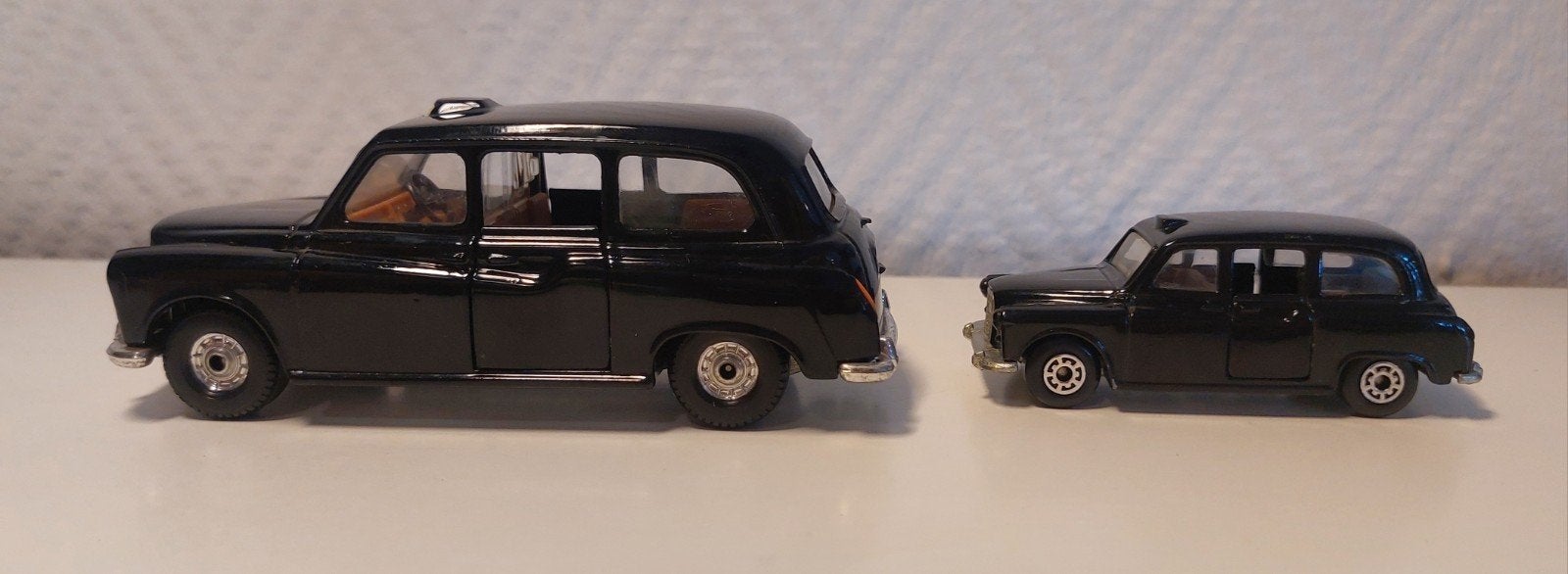 Austin Londen Taxi zwart Corgi + Taxi FX4F Matchbox, Hobby en Vrije tijd, Modelauto's | 1:43, Ophalen of Verzenden, Gebruikt, Auto