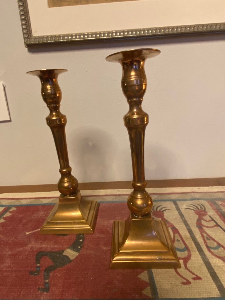 Twee fraaie antieke kandelaars in rood-koper, Ophalen of Verzenden, Koper