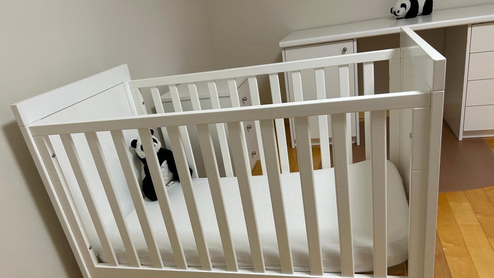 Bedje TROLL wit met lade en multicare matras, Enfants & Bébés, Enlèvement, Comme neuf