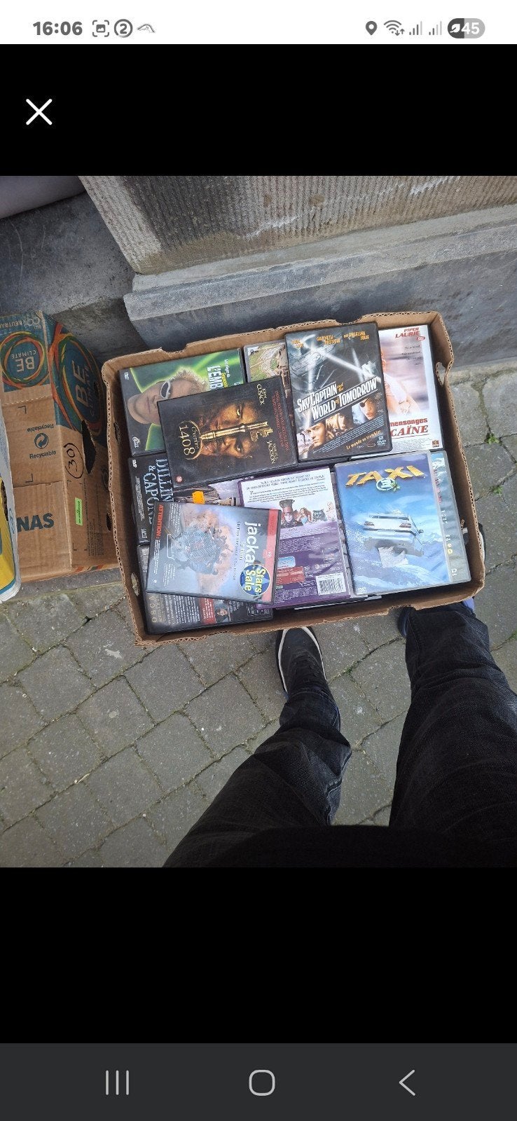 40 caisses de DVD, Enlèvement