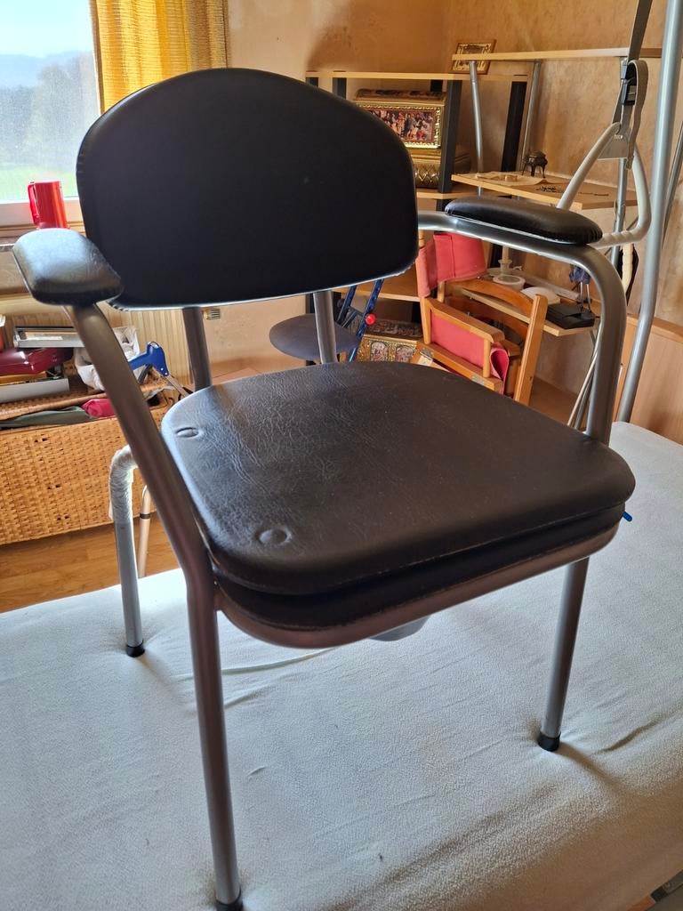 Chaise percée adulte
