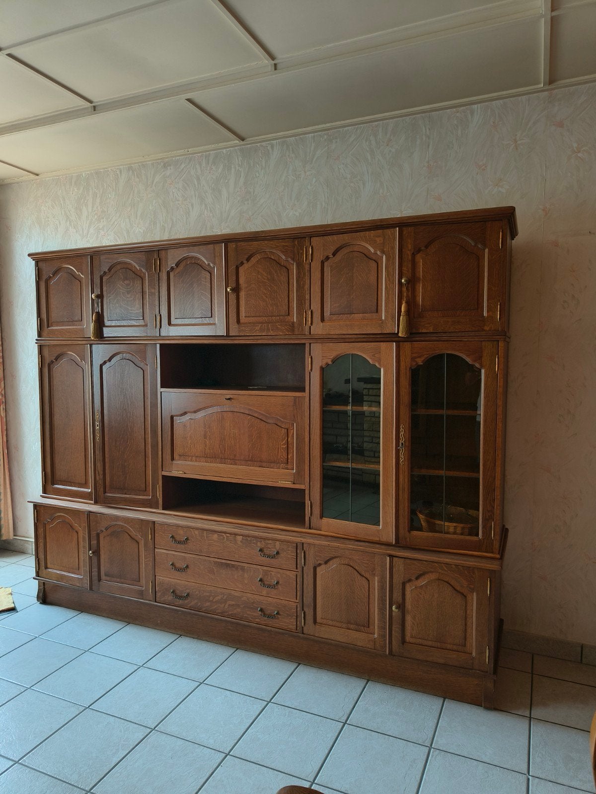 Wandkast, Ophalen