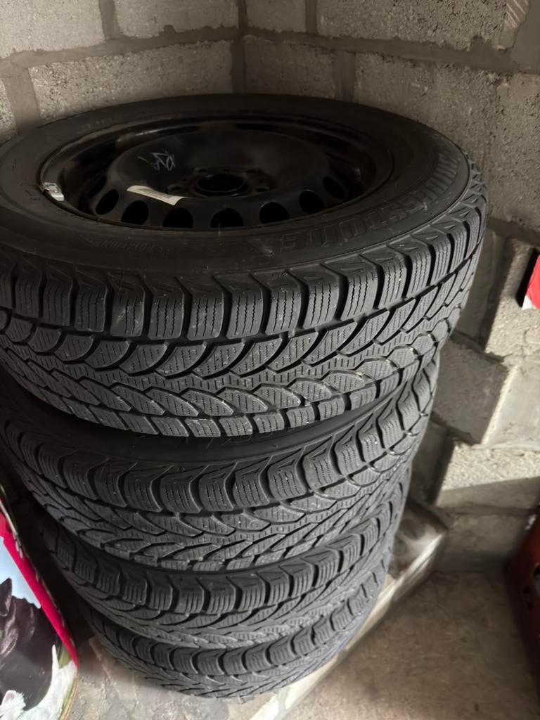 Winterbanden Bridgestone op velg 195/65 R15 91H VW Golf, Auto-onderdelen, Banden en Velgen, Ophalen, Gebruikt, Winterbanden