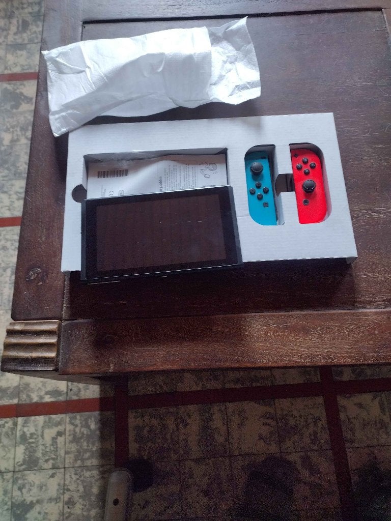 vend switch 1, Consoles de jeu & Jeux vidéo, Enlèvement, Utilisé, Switch 2019 Upgrade
