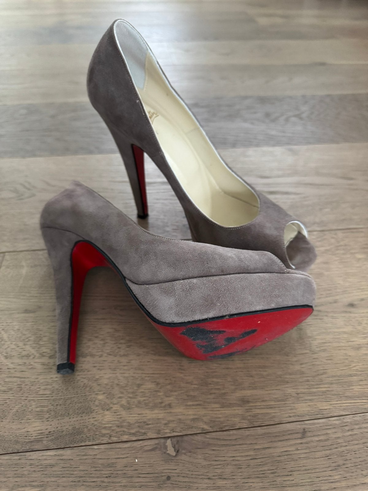 Louboutin pumps maat 40, Ophalen, Zo goed als nieuw, Pumps