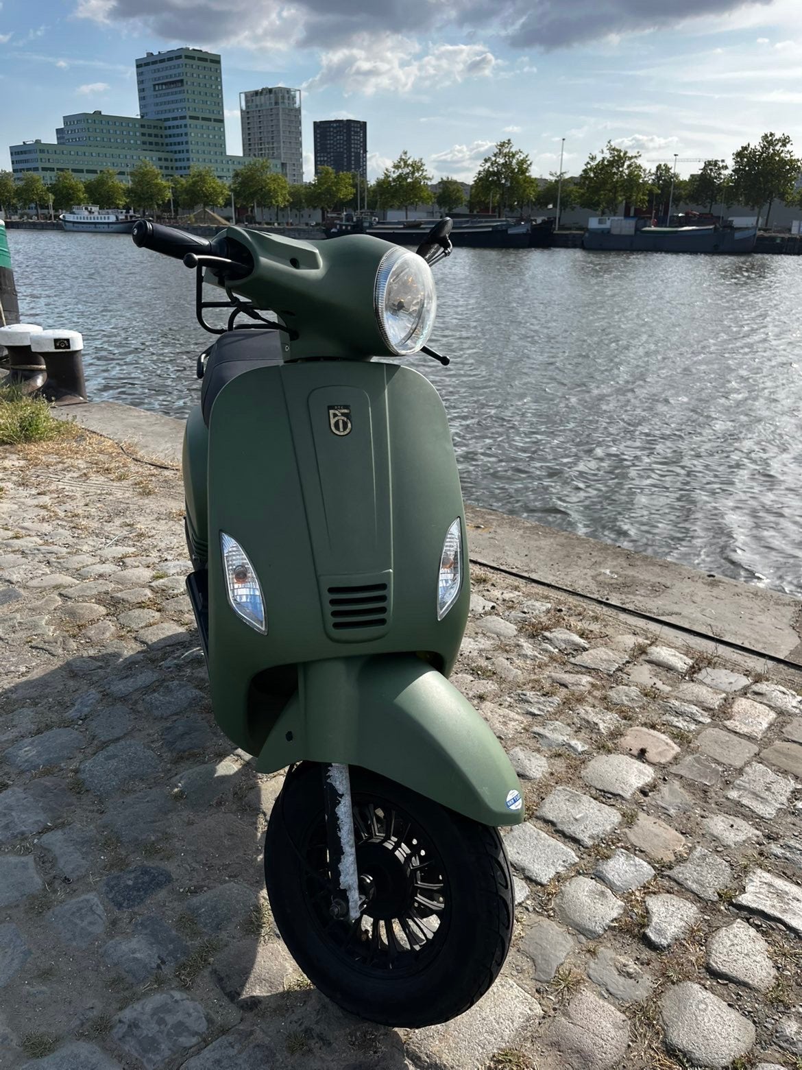 BTC RIVA A KLASS, Fietsen en Brommers, Scooters | Overige merken, Zo goed als nieuw, Klasse A (25 km/u), Benzine, Ophalen