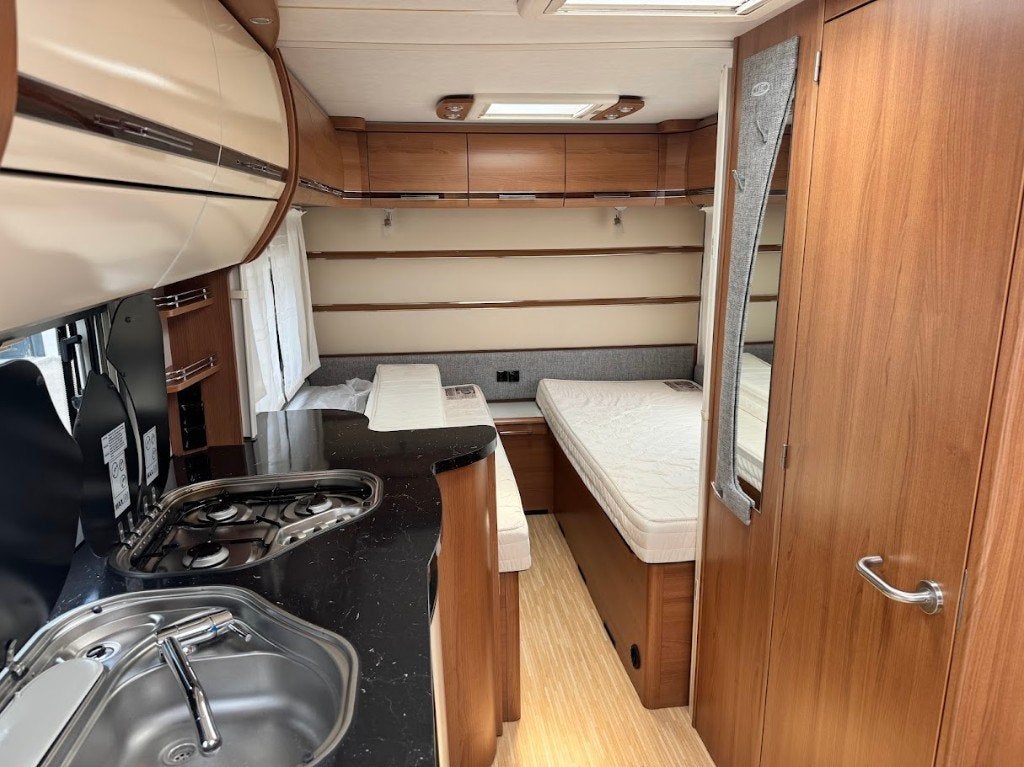 LMC MUSICA 490E met mover en luifel, Caravans en Kamperen, 2 aparte bedden, Rondzit, 7 tot 8 meter, Bedrijf
