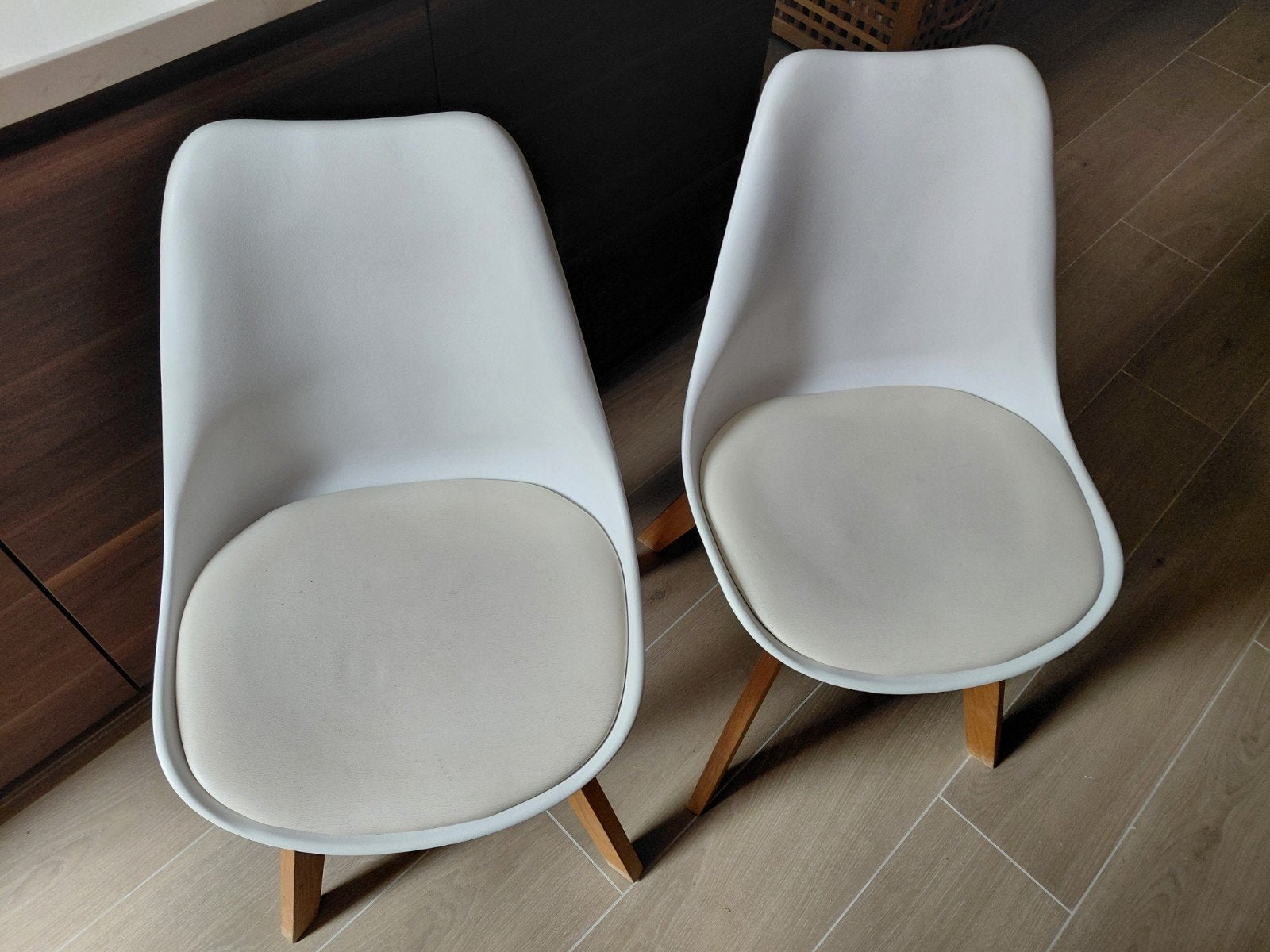 2 stoelen, wit en crème kleur, Huis en Inrichting, Stoelen, Ophalen, Gebruikt, Twee, Wit