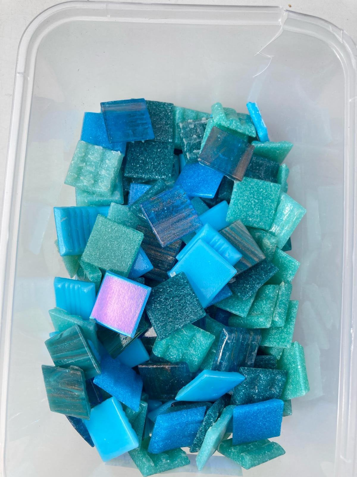 Mozaiek steentjes mix luce turquoise zeeblauw 2x2 cm 500 gr, Hobby en Vrije tijd, Ophalen of Verzenden, Zo goed als nieuw