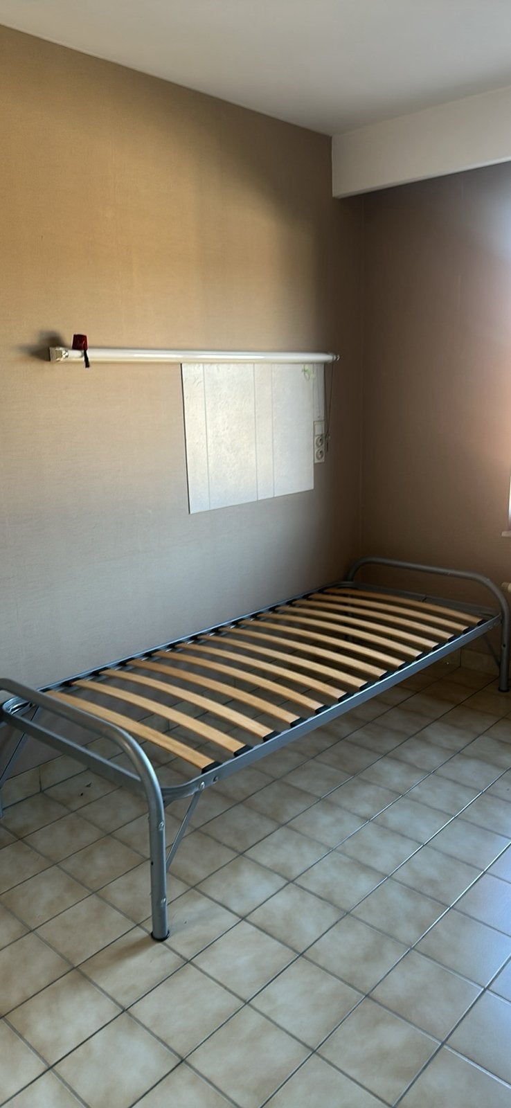 Eenpersoonsbed, fitnessfiets, spiegel, Huis en Inrichting, Slaapkamer | Bedden, Ophalen, Zo goed als nieuw