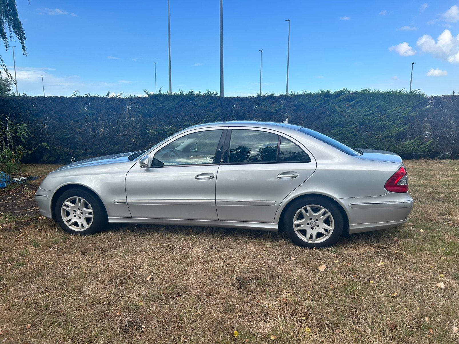 Mercedes 211 te koop, Auto's, Mercedes-Benz, Diesel, 5 deurs, Particulier, Zilver of Grijs