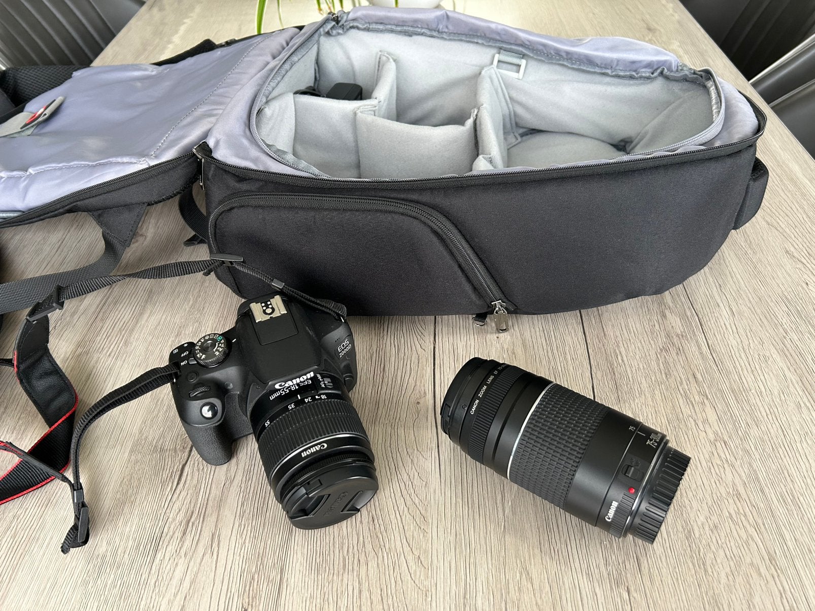 Canon EOS2000d + 2 lenzen + 3 batterijen + opbergtas, Enlèvement, Comme neuf, Canon