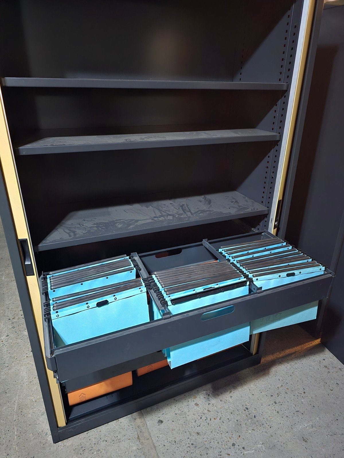 Armoire métallique porte coulissante avec dossier suspendu, Maison & Meubles