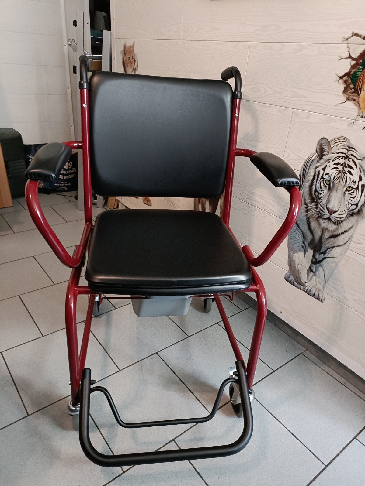 Chaise percée sur roulettes avec freins avec Seau hygiénique, Enlèvement