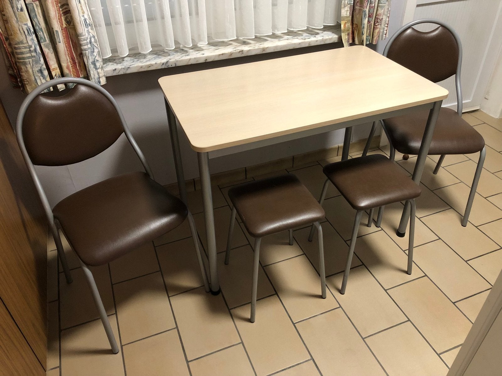 Keukentafel,2 stoelen en 2 krukjes, Huis en Inrichting, Tafels | Eettafels, Ophalen, Zo goed als nieuw