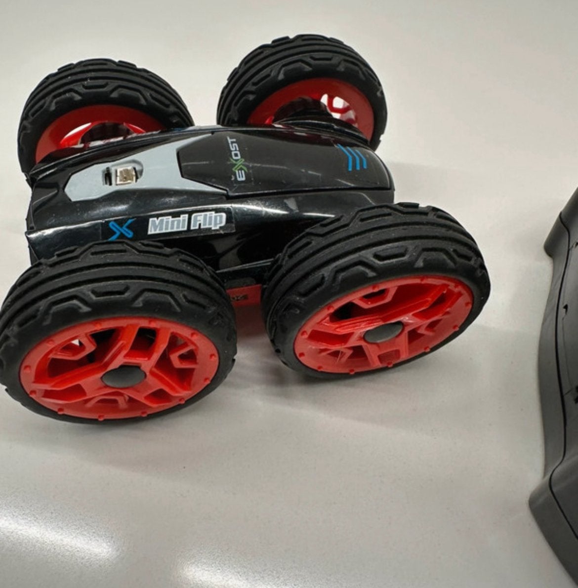 compacte en wendbare radiografische stuntauto, Hobby en Vrije tijd, Ophalen of Verzenden, Zo goed als nieuw