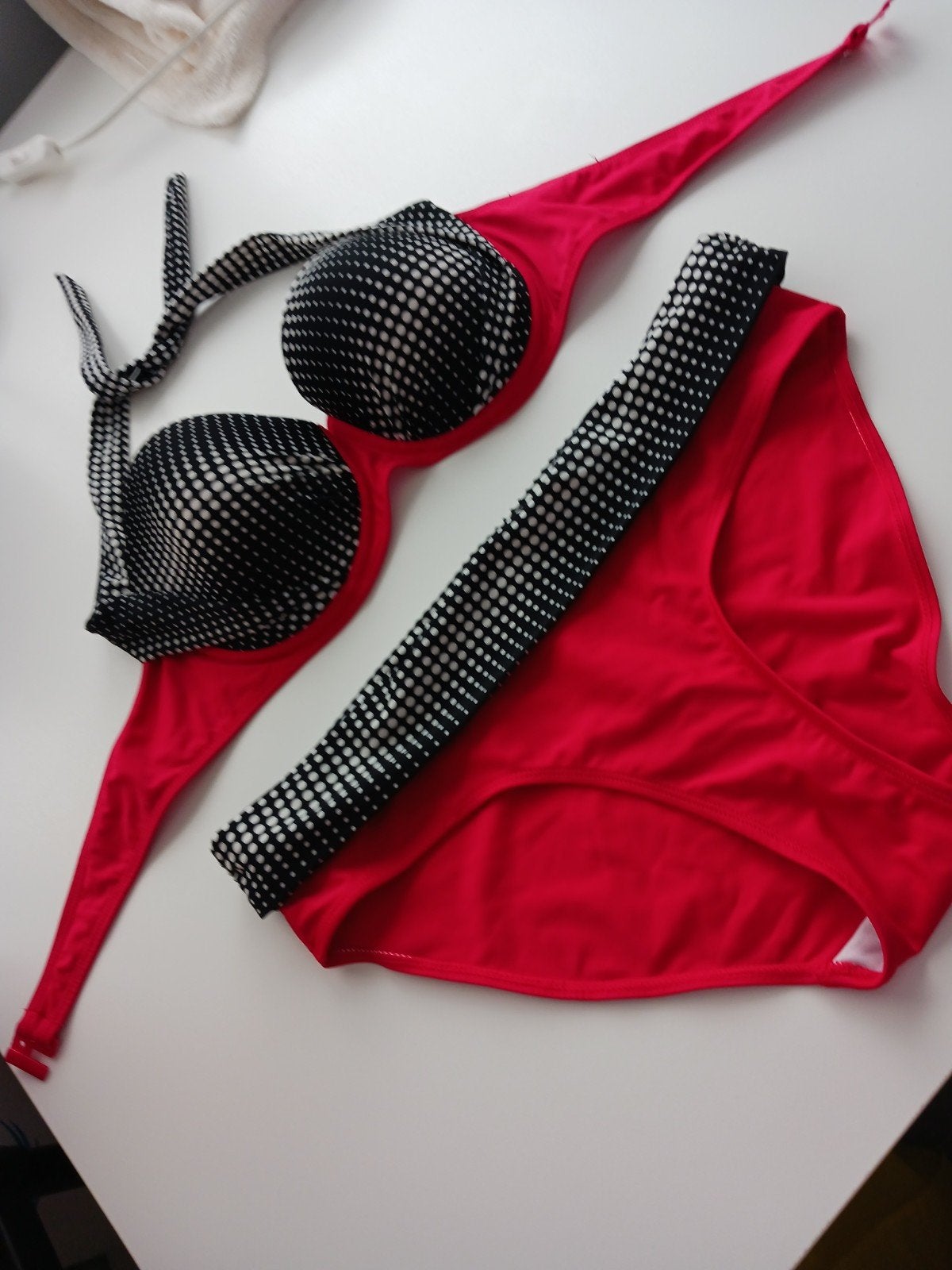 Rood + zwarte bikini net als nieuw te koop.M 42, Vêtements | Femmes, Vêtements de Bain & Maillots de Bain, Enlèvement, Comme neuf