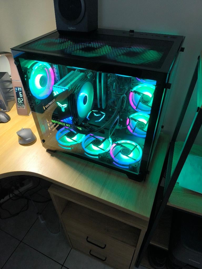 desktop computer  en toetsenbord en muis van Logitech, 32 GB, Zo goed als nieuw, AMD Ryzen 9, SSD