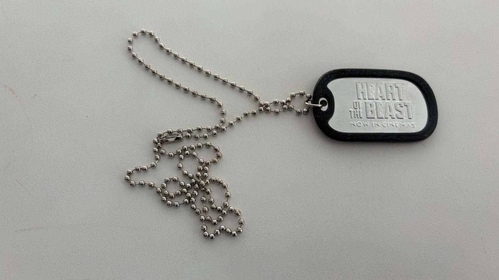 Body tag - film Heart of the Beast - Brat Pitt, Handtassen en Accessoires, Met hanger, Kunststof, Nieuw, Ophalen of Verzenden
