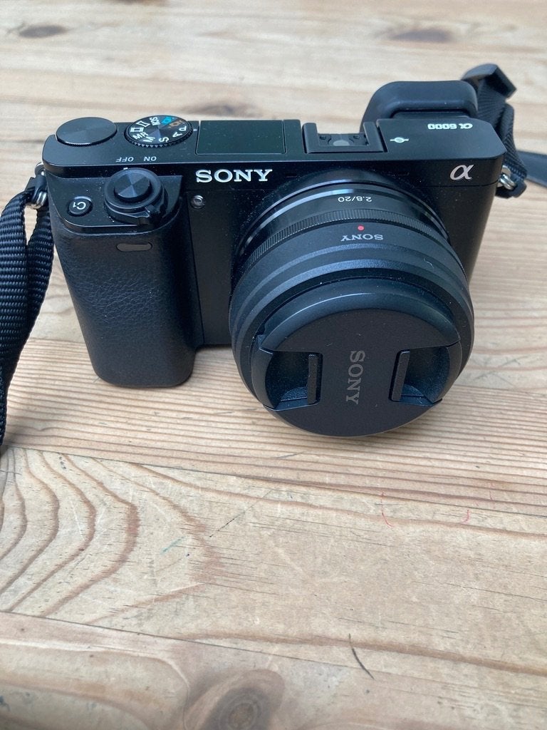 Sony A6000 + 2 lenzen, Audio, Tv en Foto, Oplader, Ophalen of Verzenden, Zo goed als nieuw, Sony