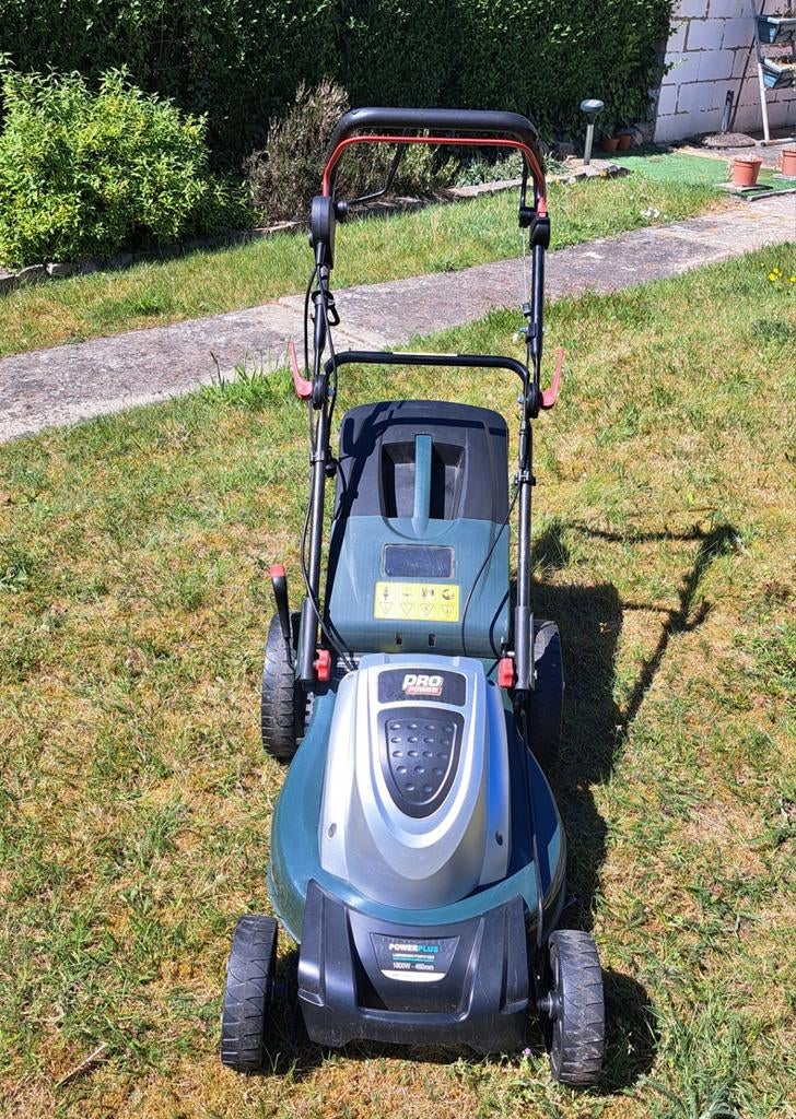 TONDEUSE ÉLECTRIQUE AUTOTRACTÉE EN TRÈS BON ÉTAT, Enlèvement
